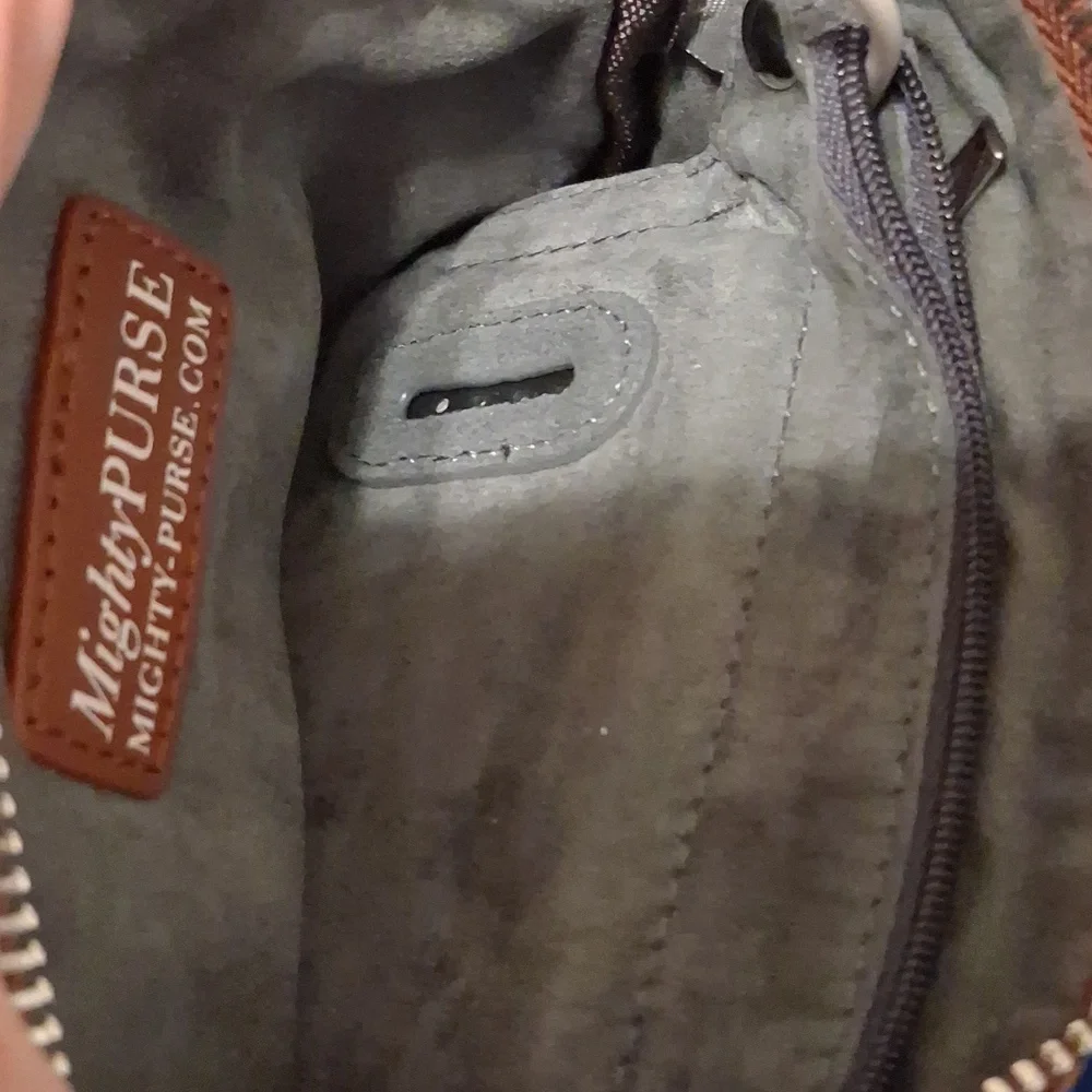 Wristlet-I-phone Charger- NWOT's - Picture 6 of 9